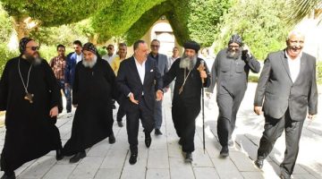 محافظ أسيوط يزور الدير المحرق بالقوصية ويؤكد اهتمام الرئيس السيسي بقطاع السياحة
