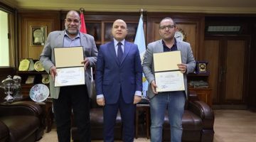 محافظ كفرالشيخ يُكرّم مدير عام ووكيل الشؤون القانونية تقديرًا لتميزهم في العمل