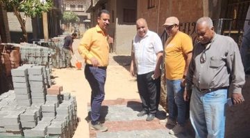مواصلة تركيب بلاط الإنترلوك بحارات وتفرعات شارع الحدادين بمدينة صدفا