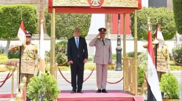 الفريق أول عبد المجيد صقر يلتقى وزير الدفاع القبرصى