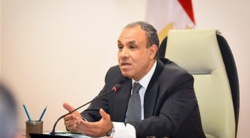 وزير الخارجية والهجرة يُجري اتصالين هاتفيين مع نظيريه العماني والإيراني